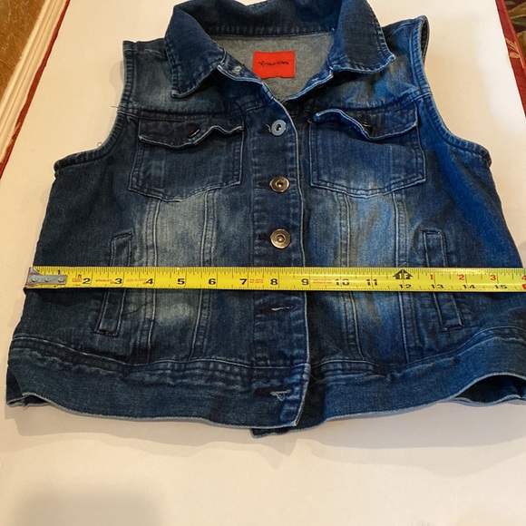 Washed Denim Jean Vest. Buttons and pockets at front. Juniors . Medium - Picture 6 of 10